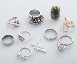 LOTE DE DIEZ ANILLOS DE METAL PLATEADO conjunto de diez anillos en metal plateado, dos anillos en estado de deterioro.