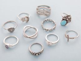 LOTE DE DIEZ ANILLOS DE METAL PLATEADO conjunto de diez anillos en metal plateado, dos anillos en estado de deterioro.