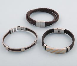 LOTE DE TRES PULSERAS DE ACERO. conjunto de tres pulseras de acero, cuero y caucho, dos son de la marca stainless steel y la otra de Harbour.
