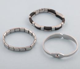 LOTE DE TRES PULSERAS DE ACERO. conjunto de tres pulseras de acero y caucho, marca stainless steel.