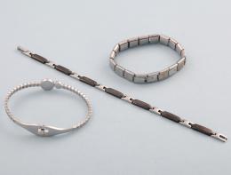 LOTE DE TRES PULSERAS DE ACERO. conjunto de tres pulseras de acero, dos de la marca stainless steel  y otra de Lotus.