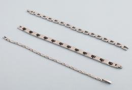 LOTE DE TRES PULSERAS DE ACERO. conjunto de tres pulseras de acero, marca stainless steel.