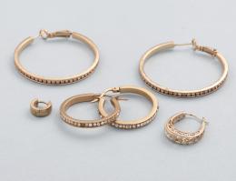 LOTE DE DOS PAREJAS DE PENDIENTES Y DOS PENDIENTES INDIVIDUALES EN METAL DORADO. conjunto de dos pares de pendientes estilo aro con piedras incoloras y dos pendientes individuales en metal dorado.
