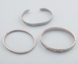 LOTE DE TRES PULSERAS DE ACERO. conjunto de tres pulseras de acero, una pulsera de stainless steel.