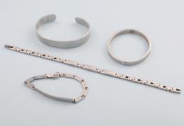 LOTE DE CUATRO PULSERAS DE ACERO. conjunto de cuatro pulseras de acero.