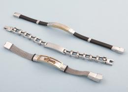 LOTE DE TRES PULSERAS DE ACERO. conjunto de tres pulseras de acero de la marca stainless steel.