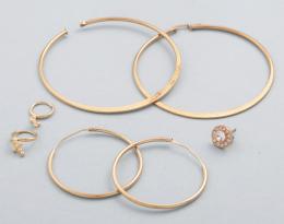 LOTE DE TRES PAREJAS DE PENDIENTES Y UN PENDIENTE INDIVIDUAL EN METAL DORADO. conjunto de tres pares de pendientes estilo aro y un pendiente individual con piedras incoloras en metal dorado.