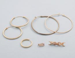 LOTE DE DOS PAREJAS DE PENDIENTES Y TRES PENDIENTES INDIVIDUALES EN METAL DORADO. conjunto de dos pares de pendientes estilo aro y tres pendientes individuales, uno con piedras incoloras, en metal dorado (un pendiente presenta deterioro).