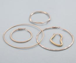 LOTE DE CINCO PENDIENTES INDIVIDUALES EN METAL DORADO. conjunto de cinco pendientes individuales estilo aro en metal dorado.