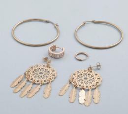 LOTE DE DOS PARES DE PENDIENTES Y DOS PENDIENTES INDIVIDUALES EN METAL DORADO. conjunto de dos pares de pendientes uno estilo aro y otro en forma atrapasueños en metal dorado, dos pendientes individuales en metal dorado.