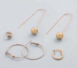 LOTE DE DOS PARES DE PENDIENTES Y DOS PENDIENTES INDIVIDUALES EN METAL DORADO. conjunto de dos pares de pendientes uno estilo aro y otro en forma alargada en metal dorado, dos pendientes individuales en metal dorado, uno con piedra azul y piedras incolora