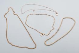 LOTE DE CUATRO CADENAS EN METAL DORADO conjunto de cuatro cadenas realizadas en metal dorado y rosado, cadena con intervalos de cuentas doradas y colgante de luna con cierre de mosquetón, cadena dorada con cierre de mosquetón, cadena bañada en plata con c