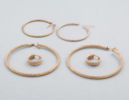 LOTE DE TRES PARES DE PENDIENTES Y DOS PENDIENTES INDIVIDUALES EN METAL DORADO. conjunto de tres pares de pendientes estilo aro, dos pendientes individuales con piedras incoloras en metal dorado.