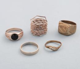 LOTE DE 5 ANILLOS DE METAL DORADO. conjunto de cinco anilos de metal dorado, dos con piedras incoloras (uno en estado de deterioro)