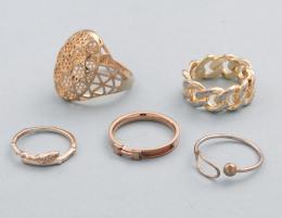 LOTE DE 5 ANILLOS DE METAL DORADO. conjunto de cinco anilos de metal dorado, (uno en estado de deterioro).