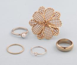 LOTE DE 5 ANILLOS DE METAL DORADO. conjunto de cinco anilos de metal dorado, anillo estilo alianza, anillo con forma de flor, anillo con corazón, anillo con perla y anillo simple.