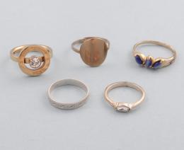LOTE DE 5 ANILLOS DE METAL DORADO. conjunto de cinco anilos de metal dorado y plateado, anillo estilo alianza con inscripción por dentro "minerva 10-02-09" en metal plateado, anillo con tres piedras azules en metal dorado, anillo con piedra incolora en me
