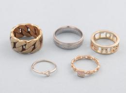 LOTE DE 5 ANILLOS DE METAL DORADO. conjunto de cinco anilos de metal dorado y plateado, anillo estilo alianza con inscripción por dentro "Belizario y Raquel 14-12-12" en metal plateado, anillo estilo cadena en metal dorado, anillo con triángulo en metal d