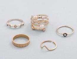 LOTE DE 5 ANILLOS DE METAL DORADO. conjunto de cinco anilos de metal dorado, tres con piedras incoloras.