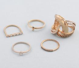 LOTE DE 5 ANILLOS DE METAL DORADO. conjunto de cinco anilos de metal dorado, cuatro con piedras incoloras.