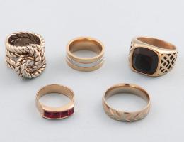LOTE DE 5 ANILLOS DE METAL DORADO. conjunto de cinco anilos de metal dorado, anillo con piedras rojas, anillo bicolor, anillo estilo alianza, anillo nudo marinero y anillo estilo sello .