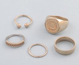 LOTE DE 5 ANILLOS DE METAL DORADO. conjunto de cinco anilos de metal dorado, anillo estilo sello, anillo estilo piercing, anillo estilo alianza, anillo con piedras incoloras y anillo sencillo .