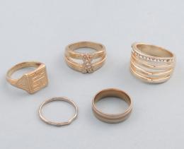 LOTE DE 5 ANILLOS DE METAL DORADO. conjunto de cinco anillos de metal dorado.