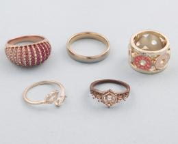 LOTE DE 5 ANILLOS DE METAL DORADO. conjunto de cinco anillos de metal dorado (dos presentan deterioro).