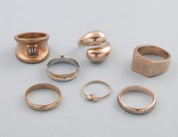 LOTE DE 7 ANILLOS DE METAL DORADO. conjunto de siete anillos de metal dorado (tres presentan deterioro), anillo estilo sello inscripción "D.A".