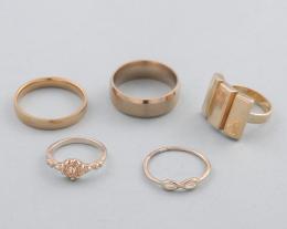 LOTE DE 5 ANILLOS DE METAL DORADO. conjunto de cinco anillos de metal dorado.