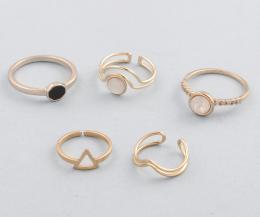LOTE DE 5 ANILLOS DE METAL DORADO. conjunto de cinco anillos de metal dorado.