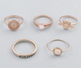 LOTE DE 5 ANILLOS DE METAL DORADO. conjunto de cinco anillos de metal dorado, anillo estilo alianza con inscripción "forever"