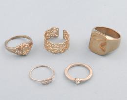 LOTE DE 5 ANILLOS DE METAL DORADO. conjunto de cinco anillos de metal dorado.