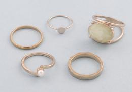 LOTE DE 5 ANILLOS DE METAL DORADO. conjunto de cinco anillos de metal dorado.