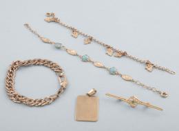 LOTE DE UN BROCHE, TRES PULSERAS Y UN COLGANTE DE METAL DORADO. broche con piedras incoloras y piedra central verde, colgante con grabado "te amo"e imagén de dos niñas, pulsera con cuentas en espiral y flores en azul, pulsera con abalorios de la mano de F