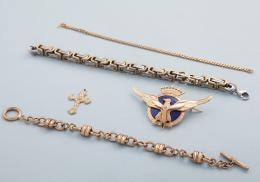 LOTE DE UN BROCHE, TRES PULSERAS Y UN COLGANTE DE METAL DORADO. broche de las fuerzas aéreas, colgante de cruz, pulsera de cadena gruesa, dos pulseras estilo cadena.