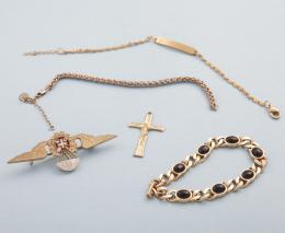 LOTE DE UN BROCHE, TRES PULSERAS Y UN COLGANTE DE METAL DORADO. broche de las fuerzas aéreas, colgante de cruz, pulsera de cadena gruesa, dos pulseras estilo cadena.