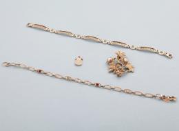 LOTE DE UN BROCHE, DOS PULSERAS Y UN COLGANTE DE METAL DORADO. broche con motivos vegetales con dos piedras incoloras, colgante en forma de piña, pulsera de esclavas, cadena con piedras estilo cadena.