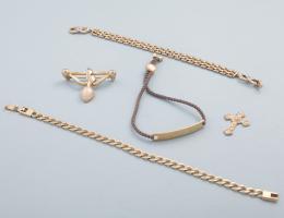 LOTE DE UN BROCHE, TRES PULSERAS Y UN COLGANTE DE METAL DORADO. broche en forma de arco y flecha en la punta lleva una perla, colgante en forma de cruz, pulsera con infinito en los extremos, cadena y pulsesa con esclava con la inscripción "Paula" y en la