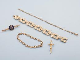 LOTE DE UN BROCHE, TRES PULSERAS Y UN COLGANTE DE METAL DORADO. broche con iniciales, colgante de la crucifixión de jesús, pulsera de cadena gruesa, pulsera estilo cadena y pulsera estilo cadena.