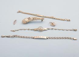 LOTE DE UN BROCHE, TRES PULSERAS Y DOS COLGANTE DE METAL DORADO. broche estilo antiguo, colgante de corazón, colgante con cuarzo, pulsera de cadena con esclava con grabado "JLUIS", pulsera de cadena con esclava con grabado "Miguel" y por detrás las inicia