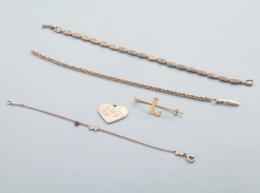 LOTE DE UN BROCHE, TRES PULSERAS Y UN COLGANTE DE METAL DORADO. broche con inicial "L", colgante de corazón con las siluetas de mickey mouse y minnie mouse,pulsera siguiendo modelos de Tous, pulsera estilo cadena y pulsera estilo cadena con motivos geomét
