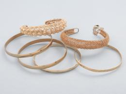 LOTE DE SEIS PULSERAS RÍGIDAS EN METAL DORADO. conjunto de cuatro pulseras rígidas en metal dorado, dos pulseras etilo brazalete y cuatro rígidas en metal dorado. 