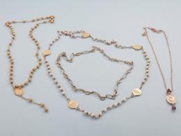 LOTE DE DOS ROSARIOS Y DOS CADENAS EN METAL DORADO Y PLATEADO. conjunto de dos rosarios y dos cadenas realizadas en metal dorado y plateado, rosario de la basílica de San Pedro en Roma (Italia) con cuentas perladas (presentan deterioro) y medallas (falta