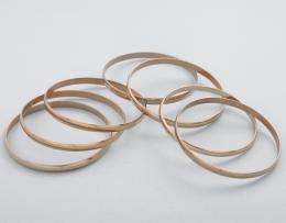 LOTE DE SIETE PULSERAS RÍGIDAS EN METAL DORADO. conjunto de siete pulseras lisas rígidas en metal dorado.  