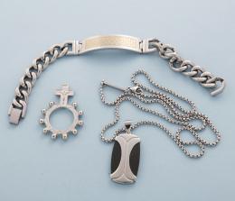 LOTE DE COLGANTE CON CADENA, PULSERA Y ANILLO EN METAL PLATEADO. conjunto de colgante con cadena de la marca Viceroy, pulsera con cadena y esclava y anillo contador de oraciones