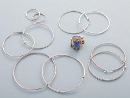 LOTE DE SEIS PAREJAS DE PENDIENTES EN METAL PLATEADO. conjunto de seis parejas de pendientes, cinco estilo aro y uno estilo antiguo.