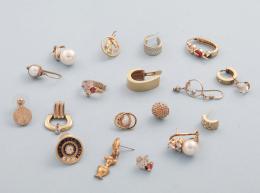 LOTE DE DIECIOCHO PENDIENTES INDIVIDUALES EN METAL DORADO. conjunto de dieciocho pendientes individuales realizados en metal dorado, cuatro pendientes llevan perla, seis llevan piedras incoloras y de color, y ocho llevan motivos decorativos, le falta la t