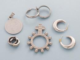 LOTE DE TRES PAREJAS DE PENDIENTES, UN COLGANTE Y ANILLO DE ORACIONES EN METAL PLATEADO. conjunto de tres parejas de pendientes estilo aro, colgante religioso y anillo de oraciones.