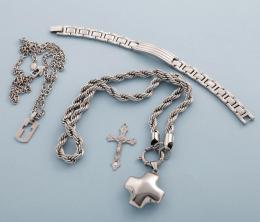 LOTE DE DOS COLLARES, COLGANTE Y PULSERA CON ESCLAVA EN METAL PLATEADO. conjunto de dos collares de cadena con colgante de cruz, colgante religioso y pulsera con esclava.